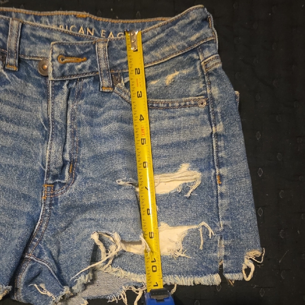 American Eagle Super Hi-Rise Dual Button Ripped Blue Jean Mom Shorts 00 - Picture 4 of 9